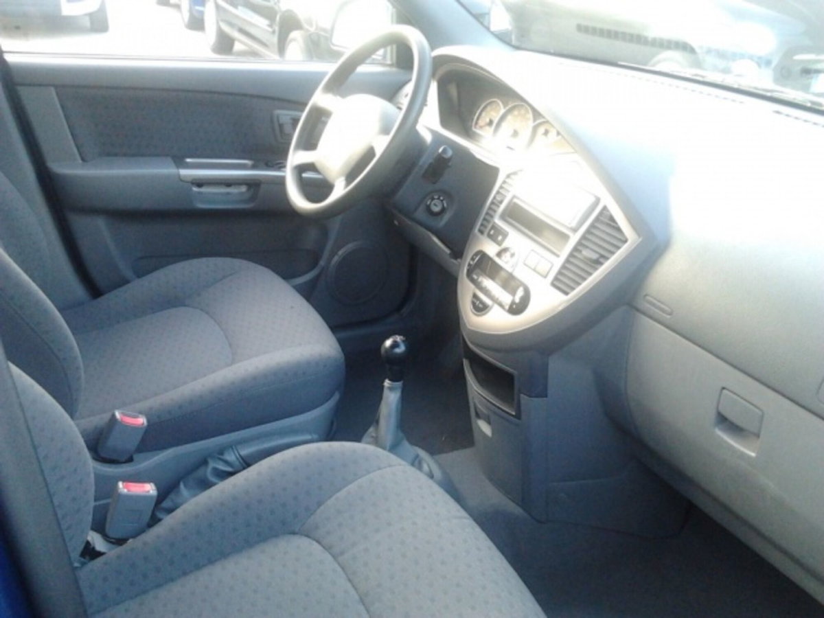 Kia Carens 2.0 16V CRDi LX (5)