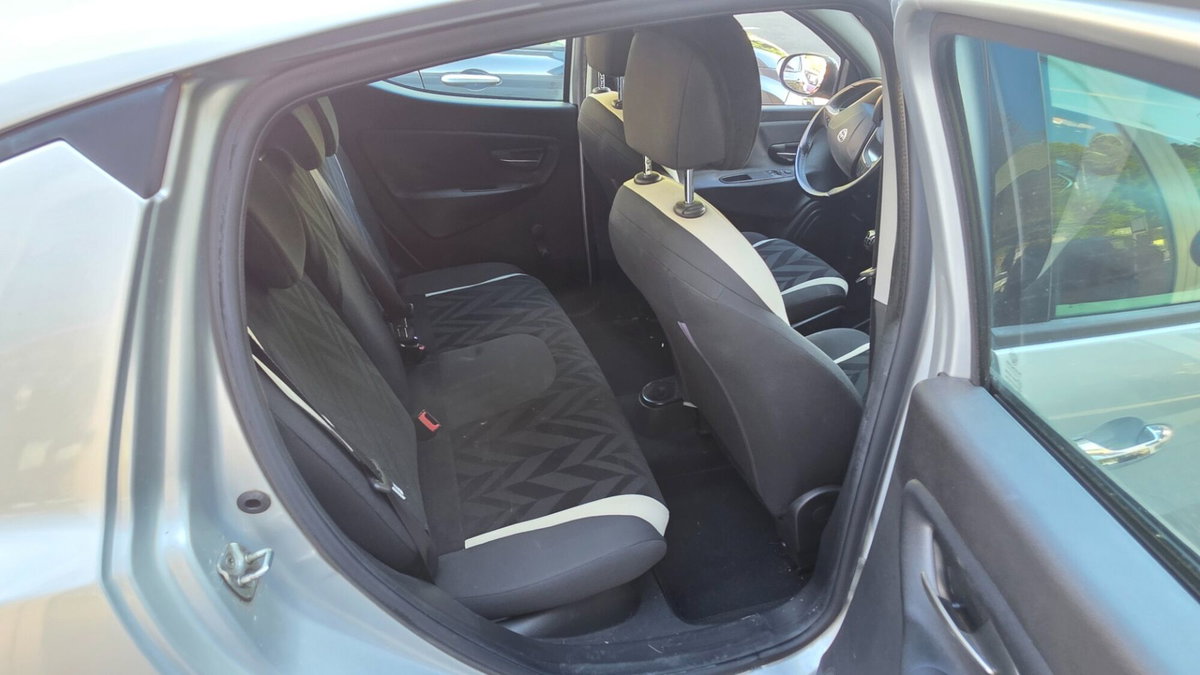 Lancia Ypsilon 1.3 MJT 16V 95 CV 5 porte S&S Silver (11)