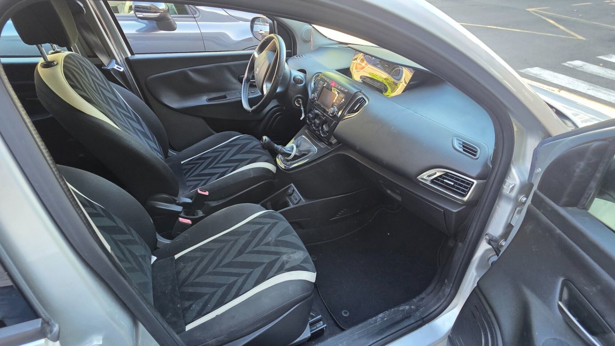 Lancia Ypsilon 1.3 MJT 16V 95 CV 5 porte S&S Silver (12)