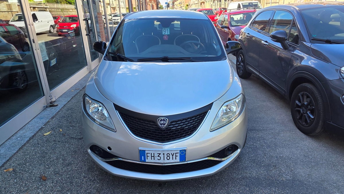 Lancia Ypsilon 1.3 MJT 16V 95 CV 5 porte S&S Silver (2)