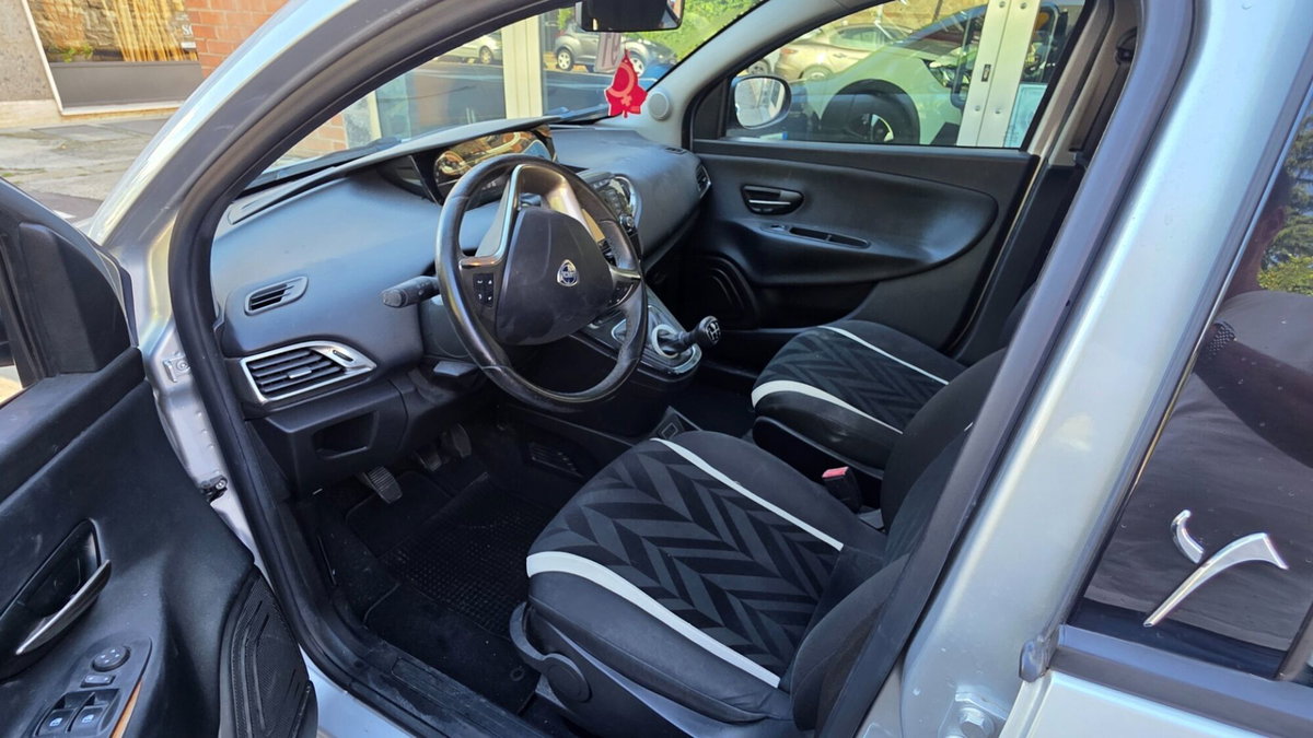 Lancia Ypsilon 1.3 MJT 16V 95 CV 5 porte S&S Silver (7)