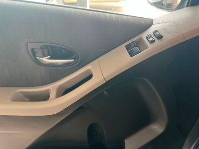 Toyota Yaris 1.3 5 porte (13)