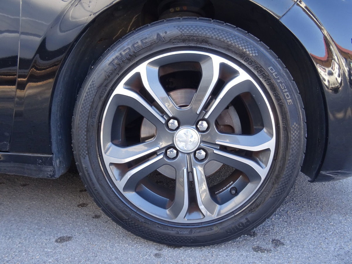 Peugeot 208 VTi 95 CV 5p. GPL Allure (10)