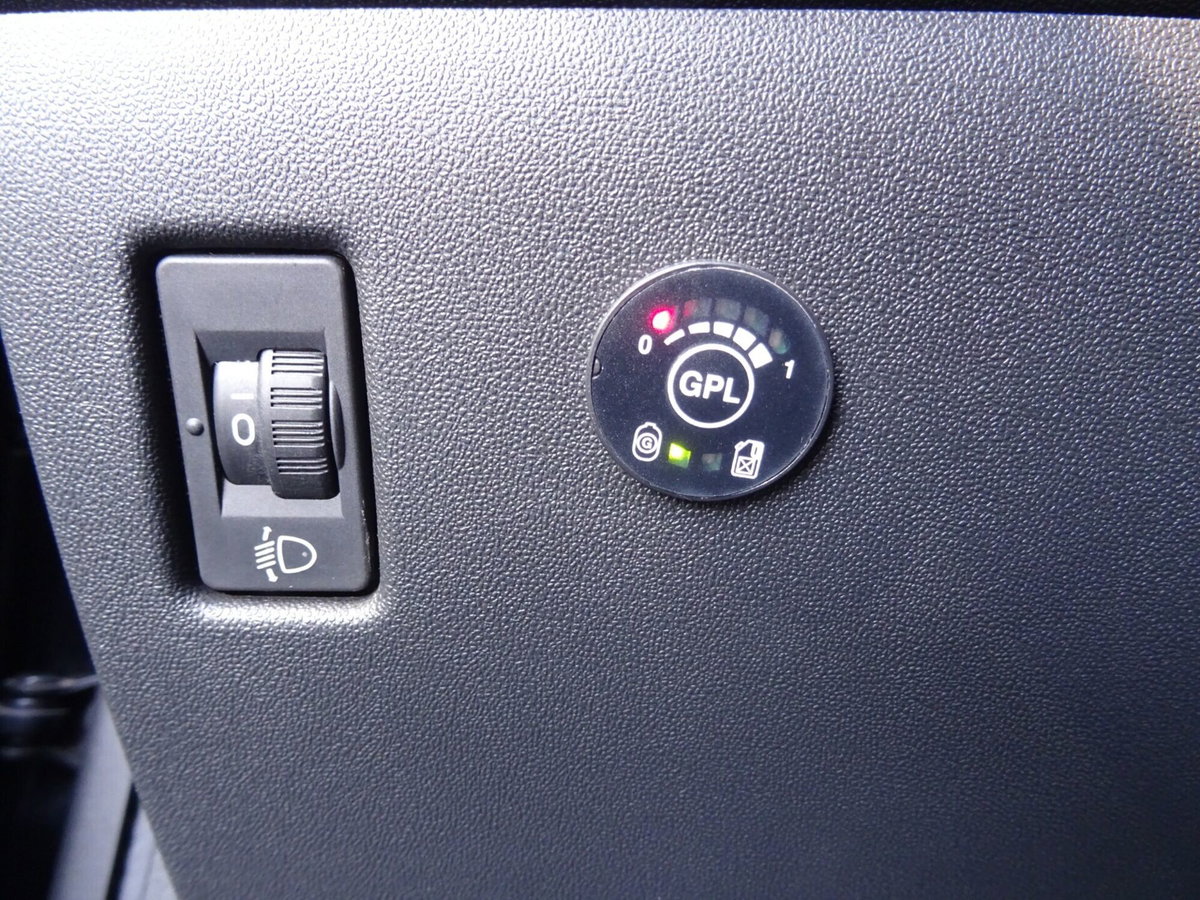 Peugeot 208 VTi 95 CV 5p. GPL Allure (18)