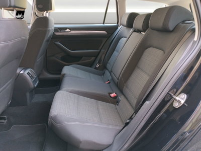 Volkswagen Passat Variant 2.0 TDI SCR EVO DSG Business (11)