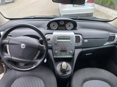 Lancia Ypsilon 1.3 MJT 75 CV Platino (5)