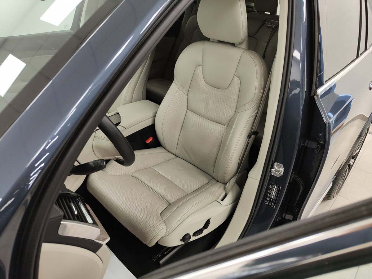 Volvo XC90 B5 (d) AWD Geartronic 7 posti Inscription (4)