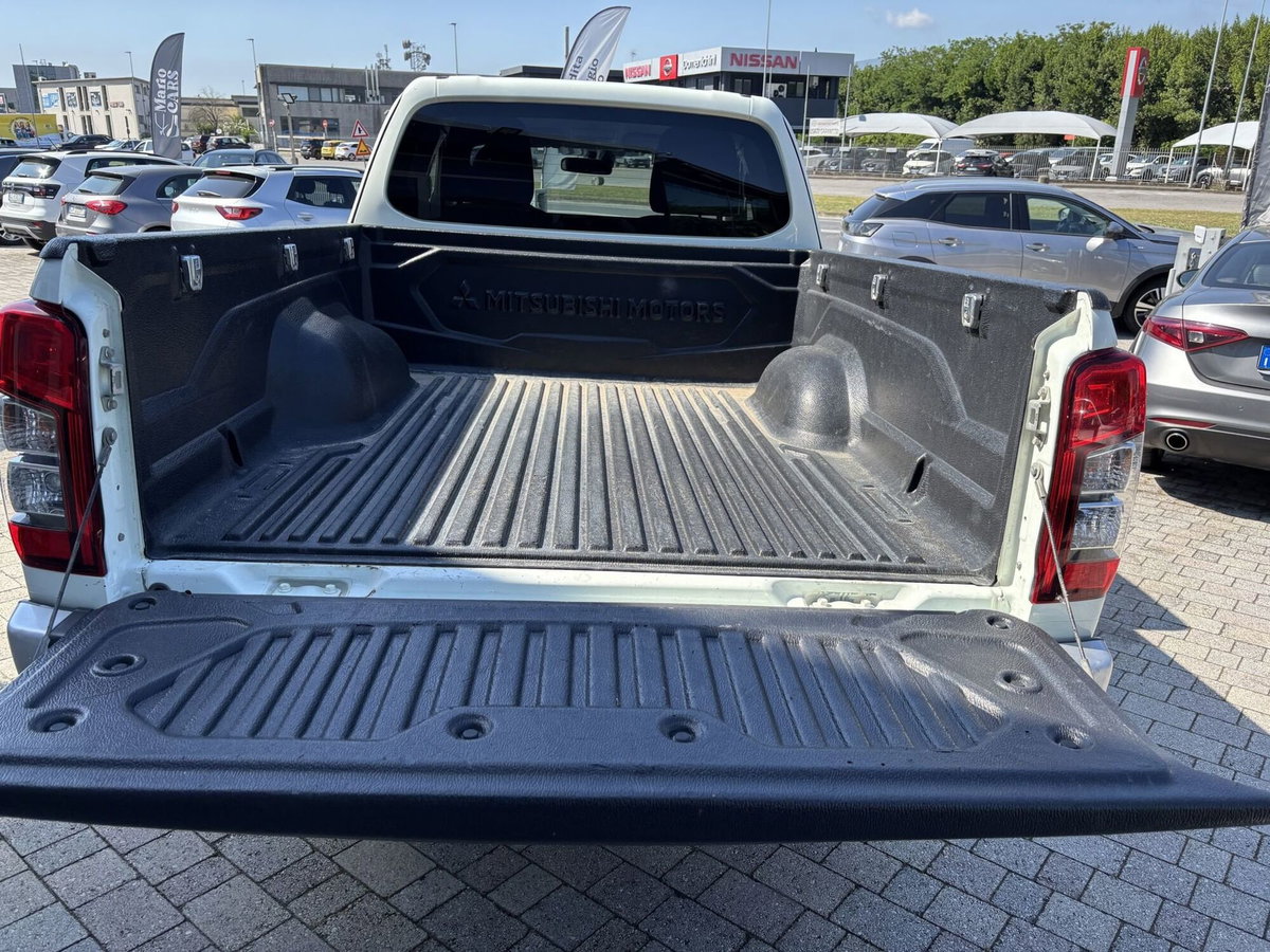 Mitsubishi L200 2.3 D Club Cab 4x4 Super Select Intense (12)