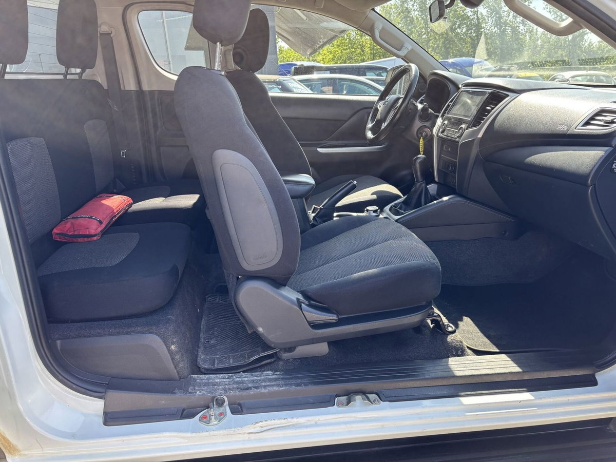 Mitsubishi L200 2.3 D Club Cab 4x4 Super Select Intense (15)