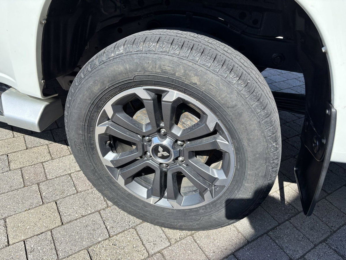 Mitsubishi L200 2.3 D Club Cab 4x4 Super Select Intense (7)