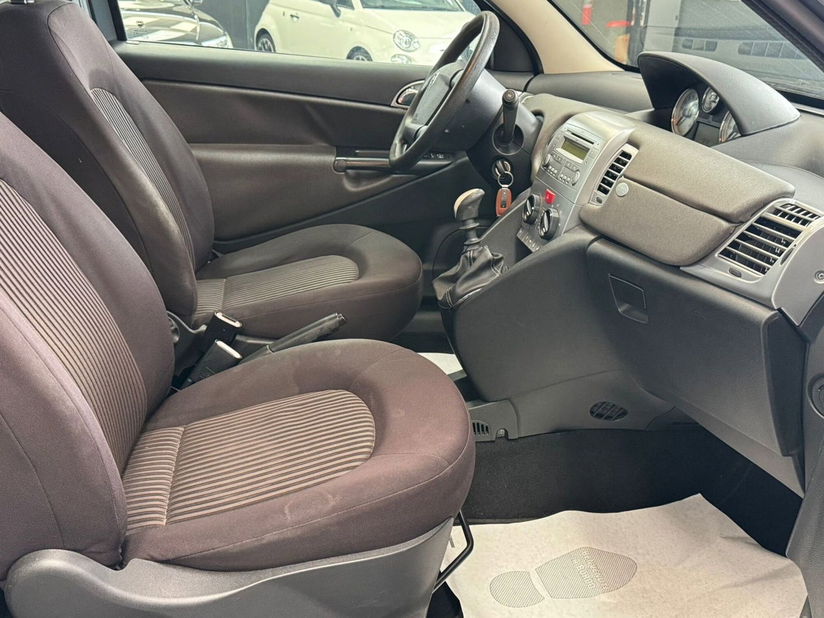 Lancia Ypsilon 1.2 Versus (8)