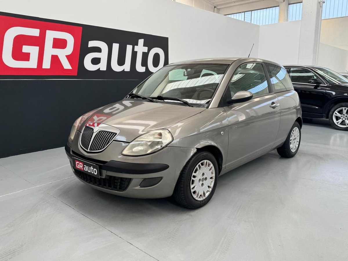 Lancia Ypsilon 16V Platino (2)