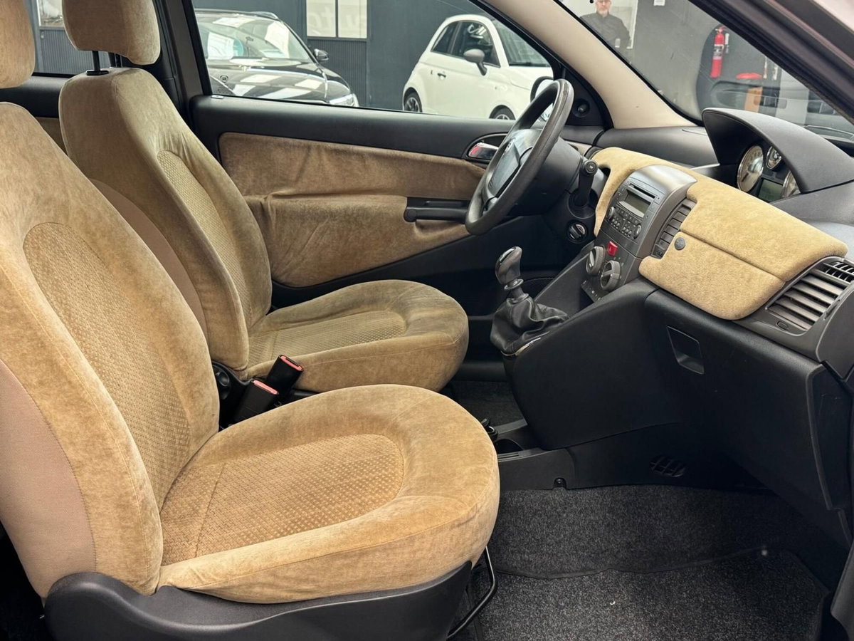 Lancia Ypsilon 16V Platino (8)