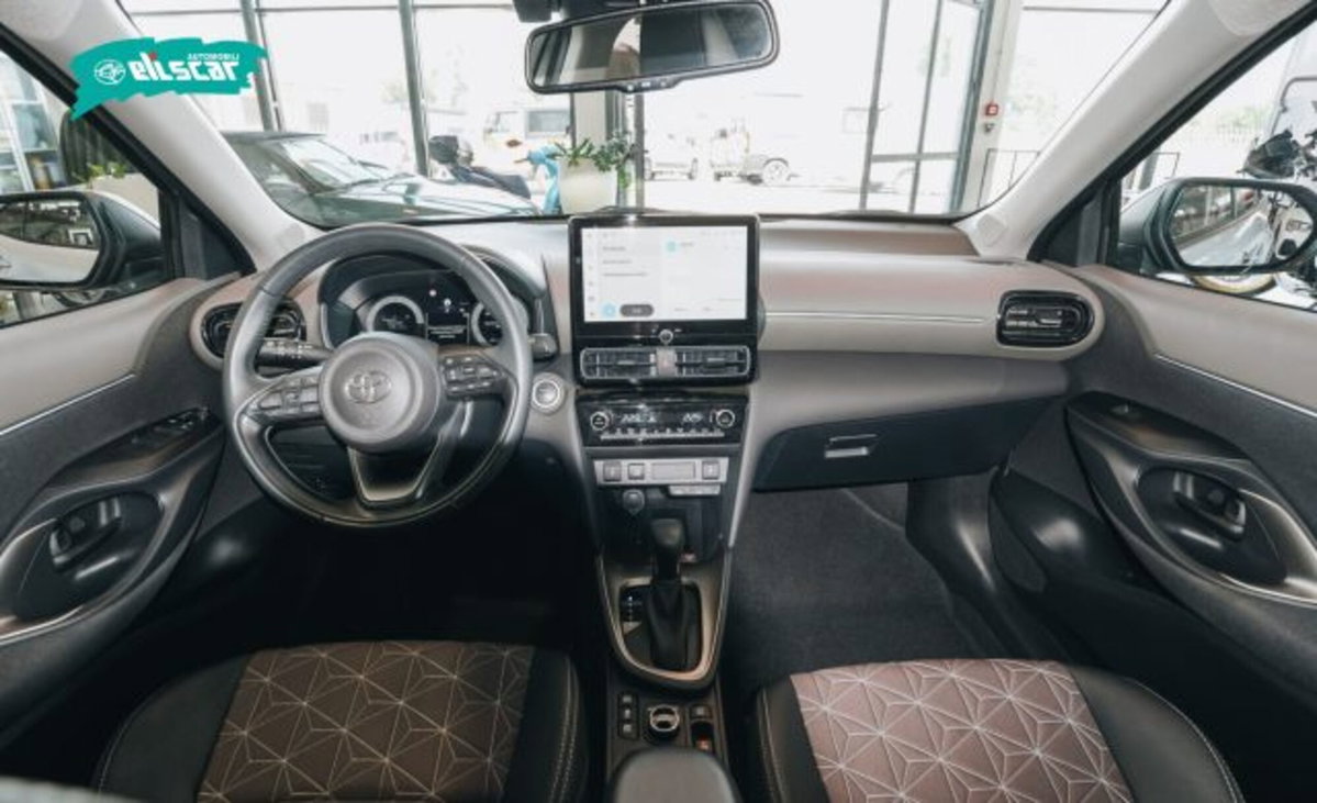 Toyota Yaris Cross 1.5 Hybrid 5p. E-CVT AWD-i Lounge (7)
