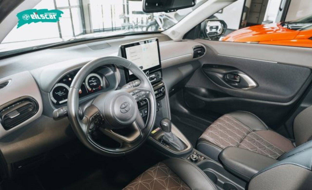 Toyota Yaris Cross 1.5 Hybrid 5p. E-CVT AWD-i Lounge (8)