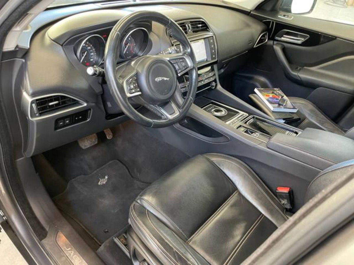 Jaguar F-Pace 2.0 D 180 CV AWD aut. Prestige (12)