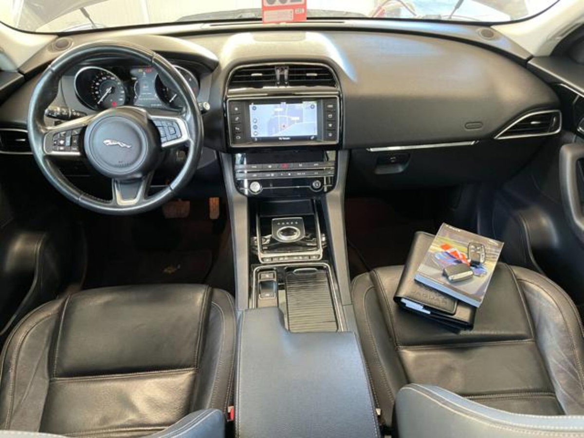 Jaguar F-Pace 2.0 D 180 CV AWD aut. Prestige (13)