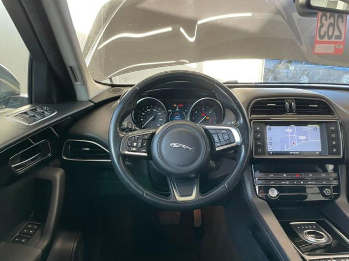 Jaguar F-Pace 2.0 D 180 CV AWD aut. Prestige (14)