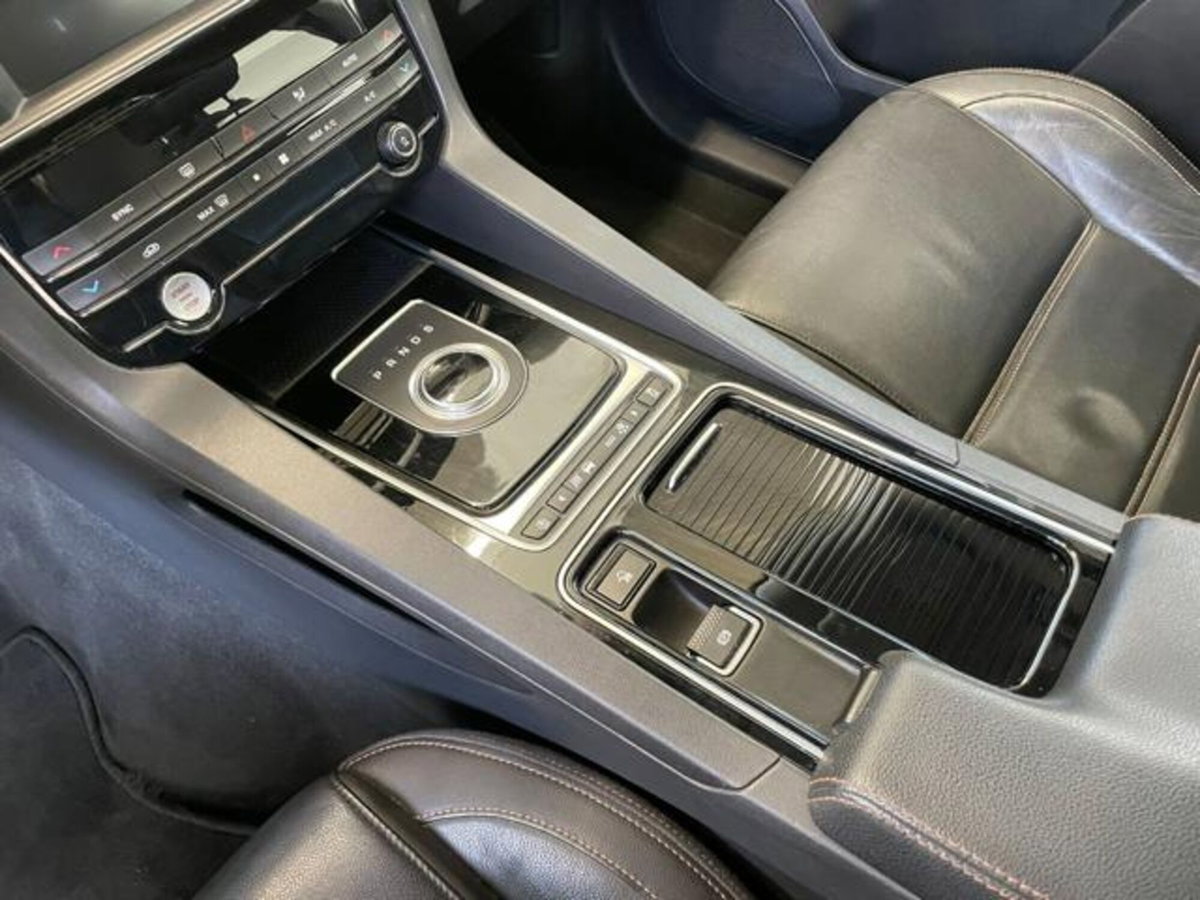 Jaguar F-Pace 2.0 D 180 CV AWD aut. Prestige (16)