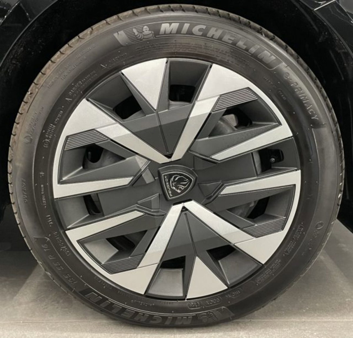 Peugeot 208 1.2 turbo Style 100cv (2)