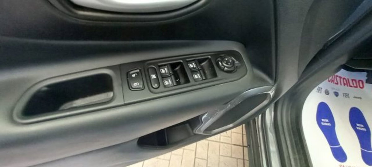Jeep Renegade 1.3 T4 190CV PHEV 4xe AT6 Limited (10)