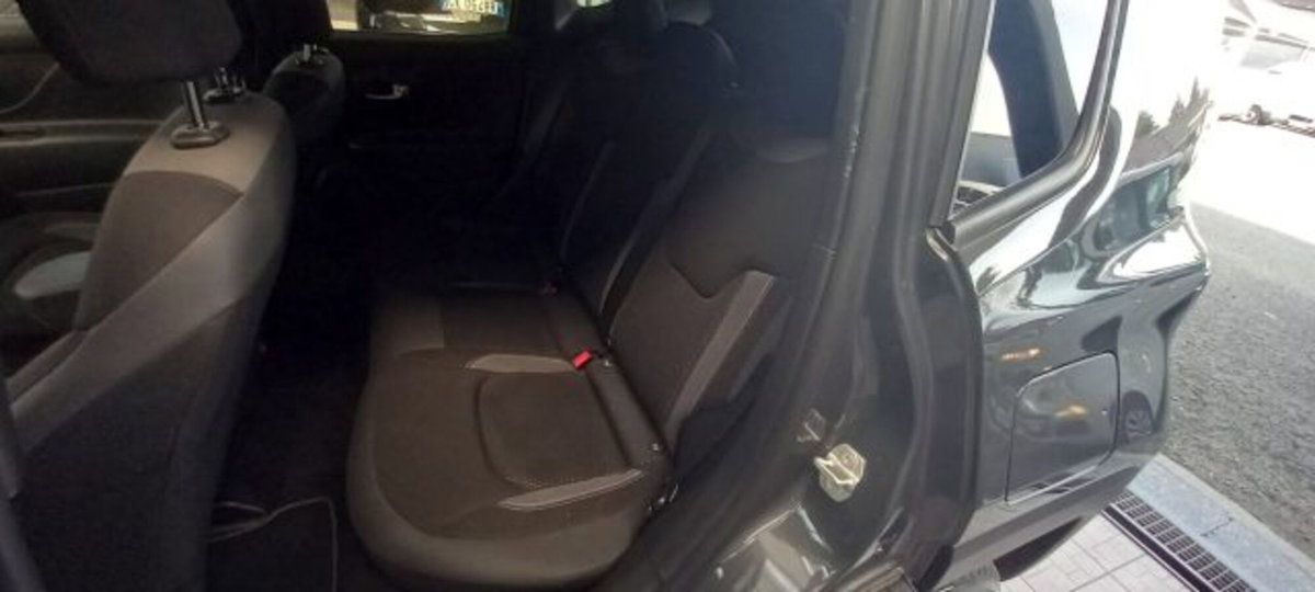 Jeep Renegade 1.3 T4 190CV PHEV 4xe AT6 Limited (8)