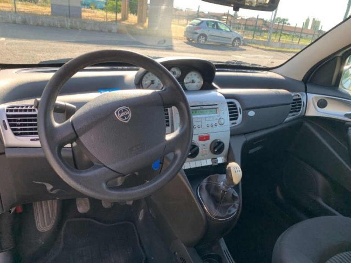 Lancia Ypsilon 1.2 Argento (11)