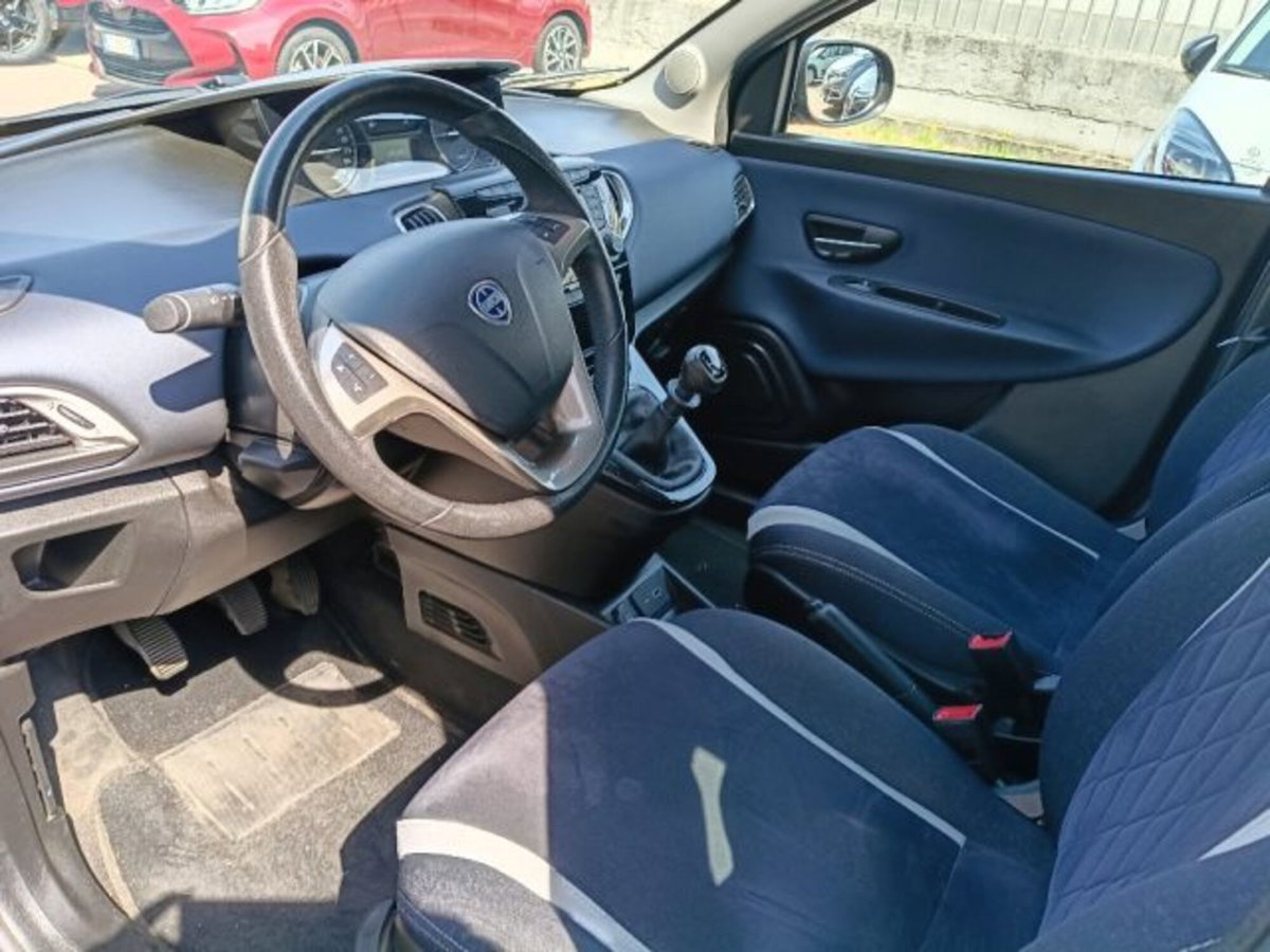 Lancia Ypsilon 1.2 69 CV 5 porte Platinum (10)