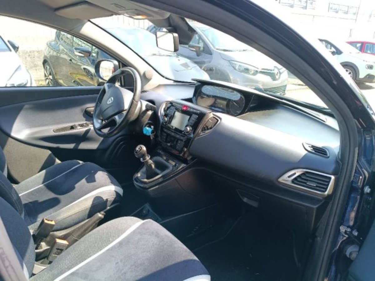 Lancia Ypsilon 1.2 69 CV 5 porte Platinum (12)