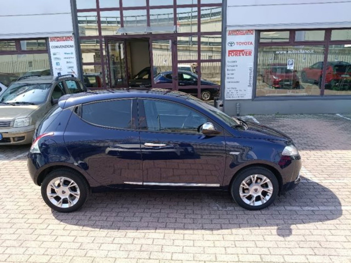 Lancia Ypsilon 1.2 69 CV 5 porte Platinum (4)