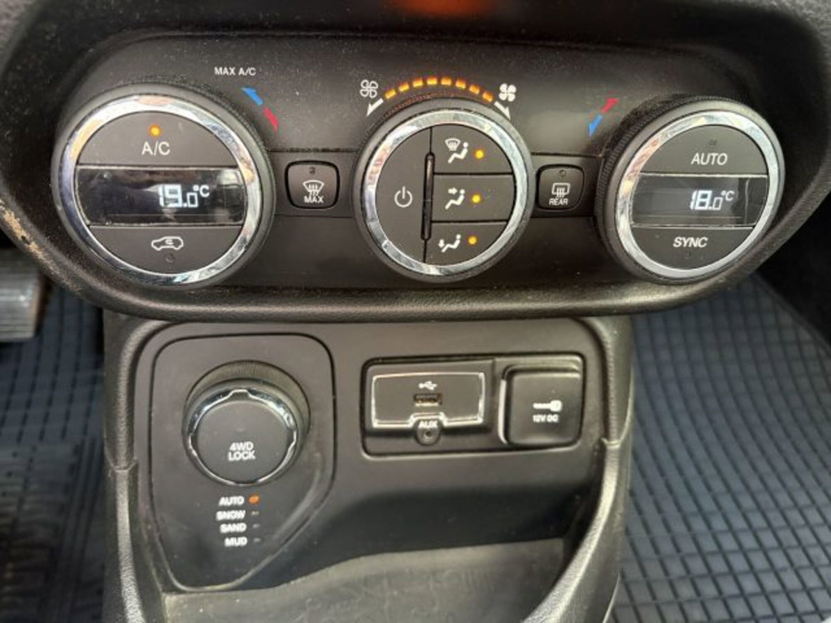 Jeep Renegade 2.0 Mjt 140CV 4WD Active Drive Limited (9)