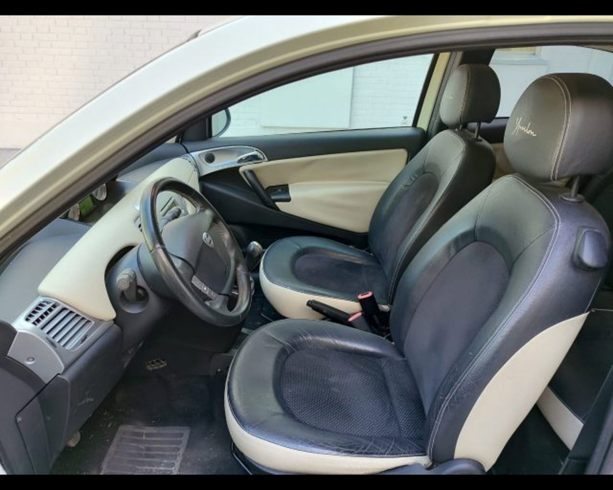 Lancia Ypsilon 1.3 MJT 75 CV Platino (11)