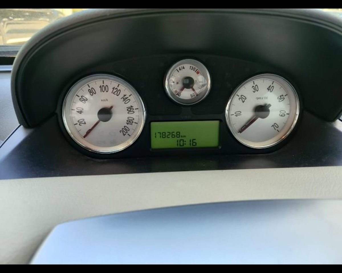 Lancia Ypsilon 1.3 MJT 75 CV Platino (15)