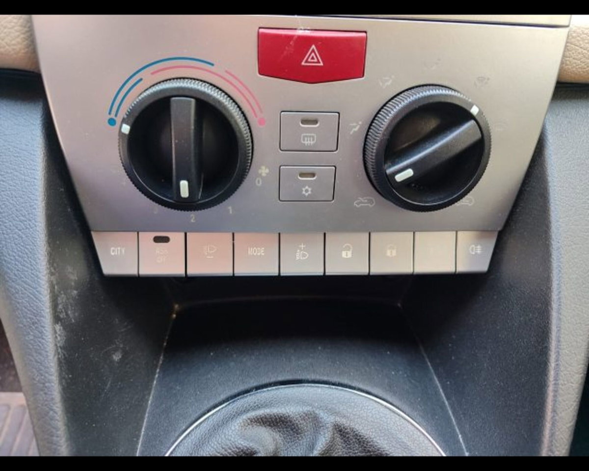 Lancia Ypsilon 1.3 MJT 75 CV Platino (16)