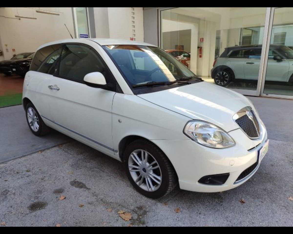 Lancia Ypsilon 1.3 MJT 75 CV Platino (2)