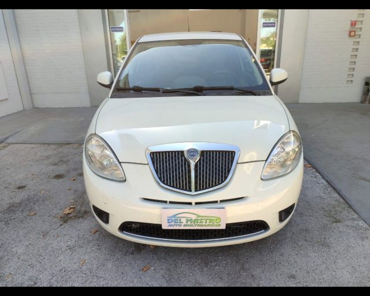 Lancia Ypsilon 1.3 MJT 75 CV Platino (3)