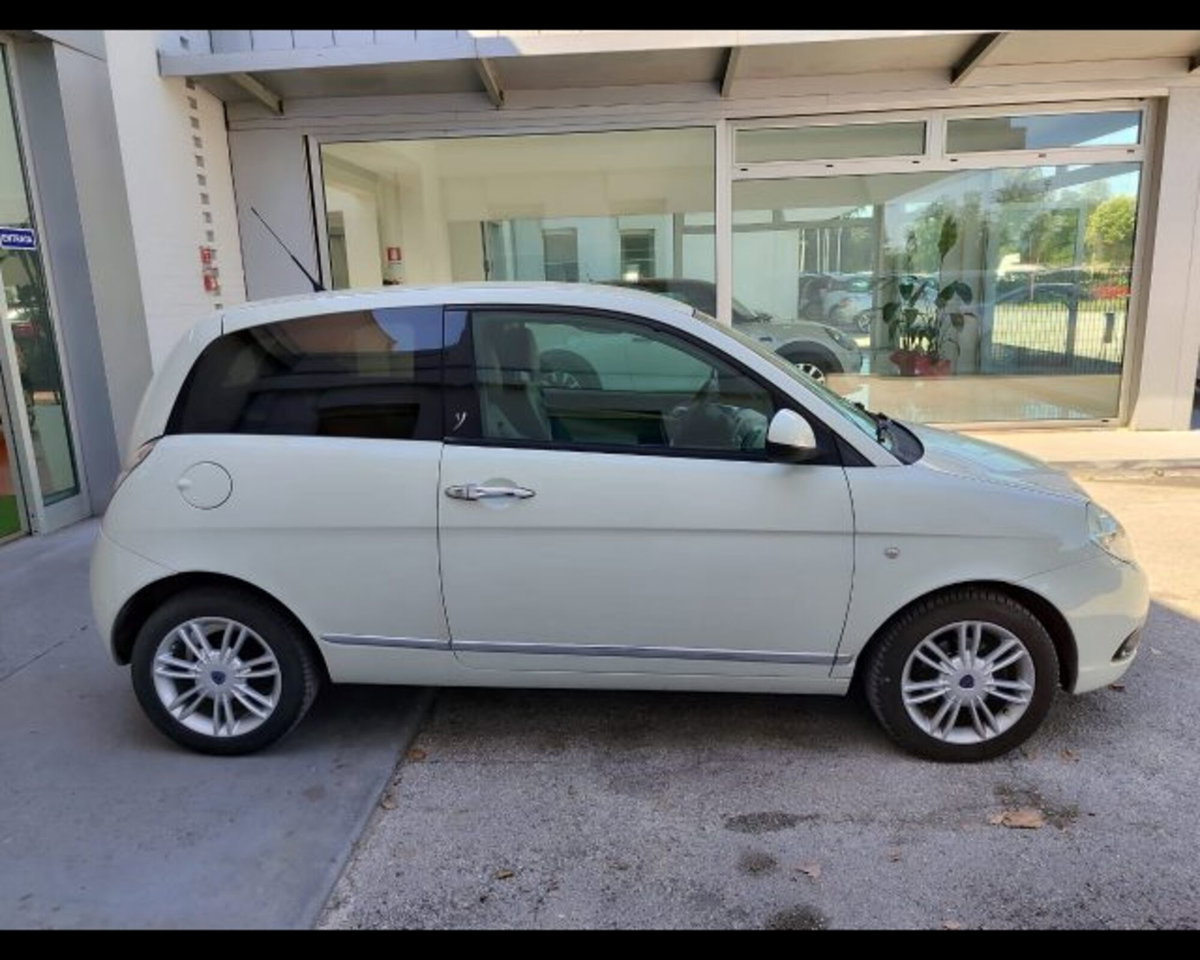 Lancia Ypsilon 1.3 MJT 75 CV Platino (4)