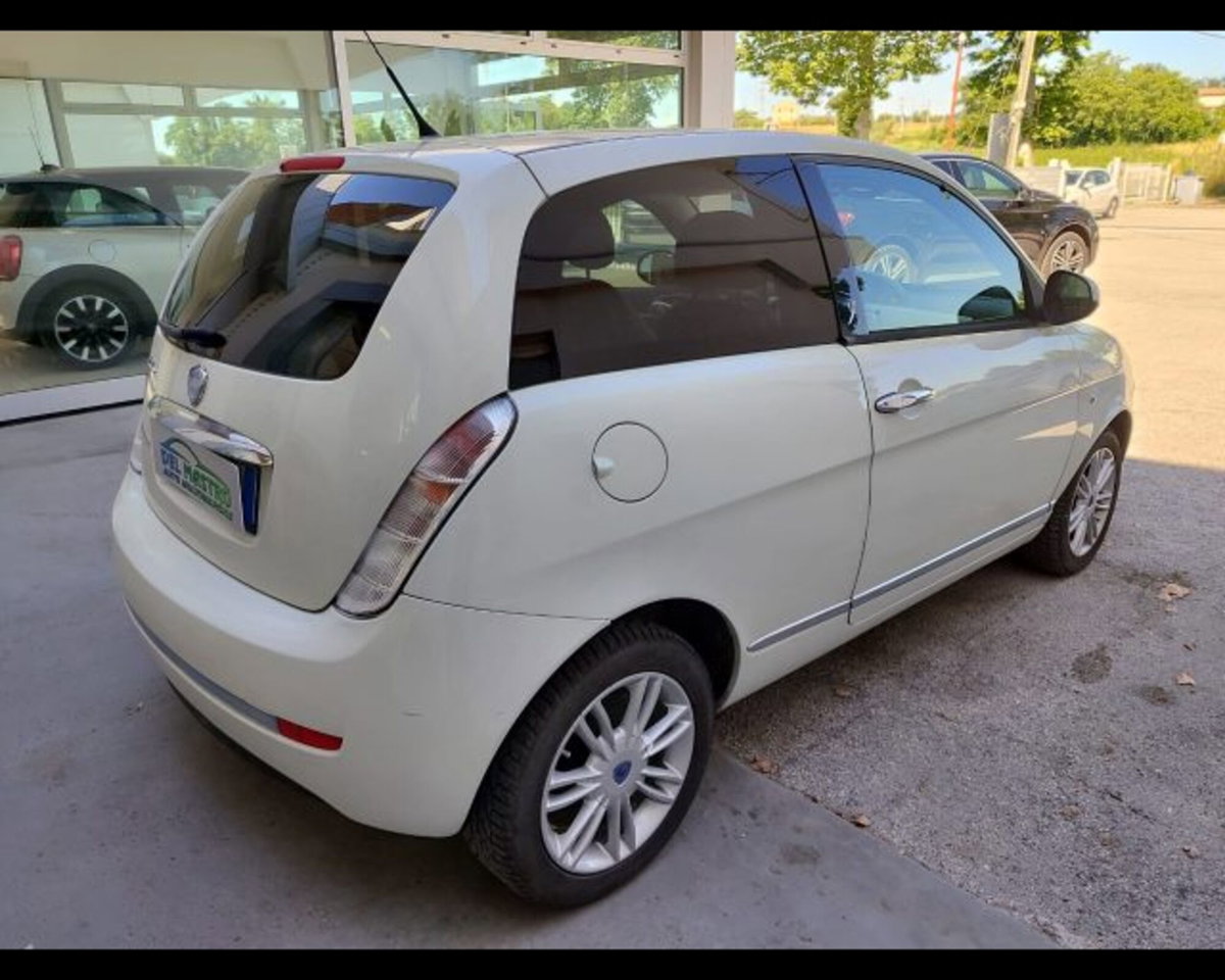 Lancia Ypsilon 1.3 MJT 75 CV Platino (8)