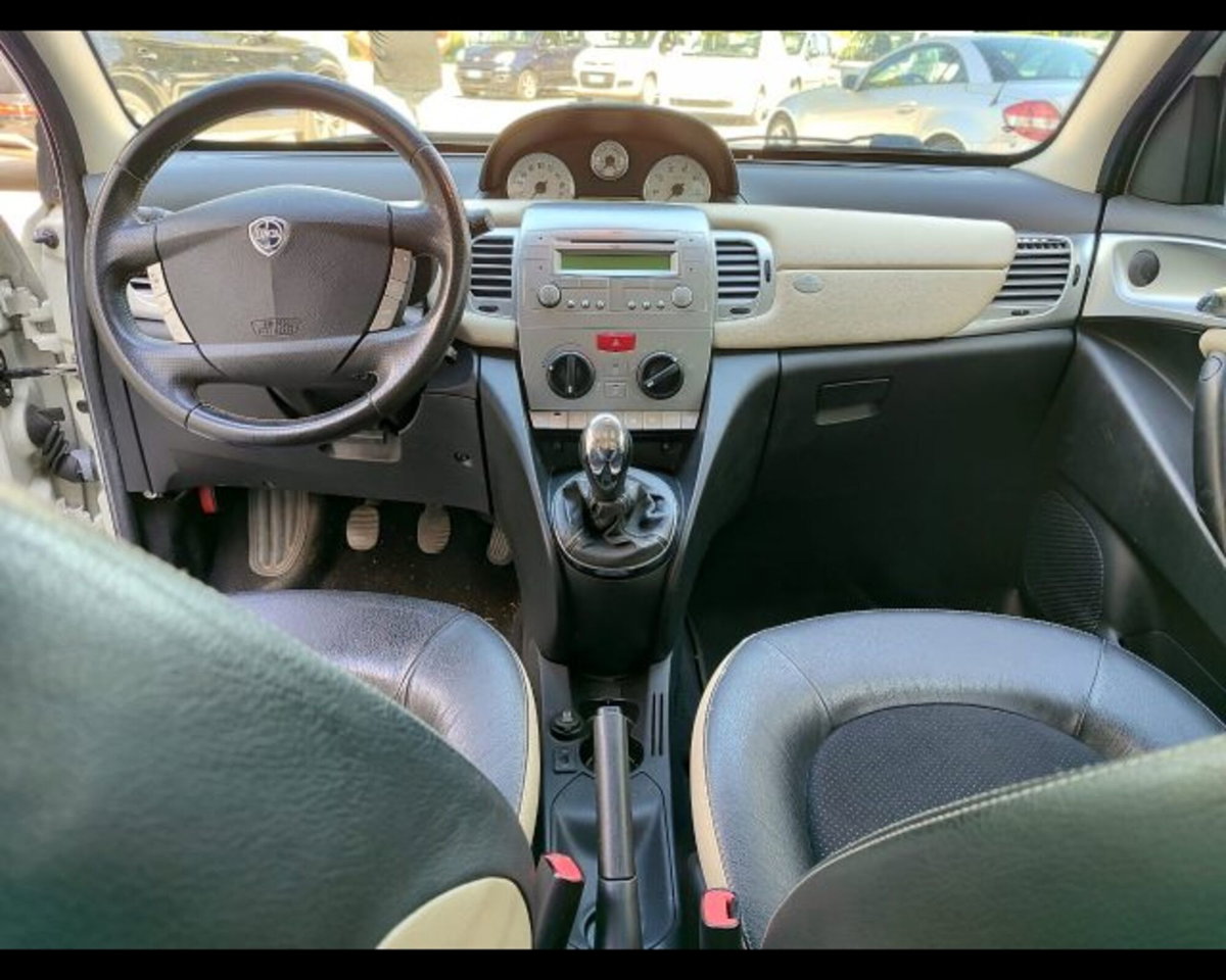 Lancia Ypsilon 1.3 MJT 75 CV Platino (9)