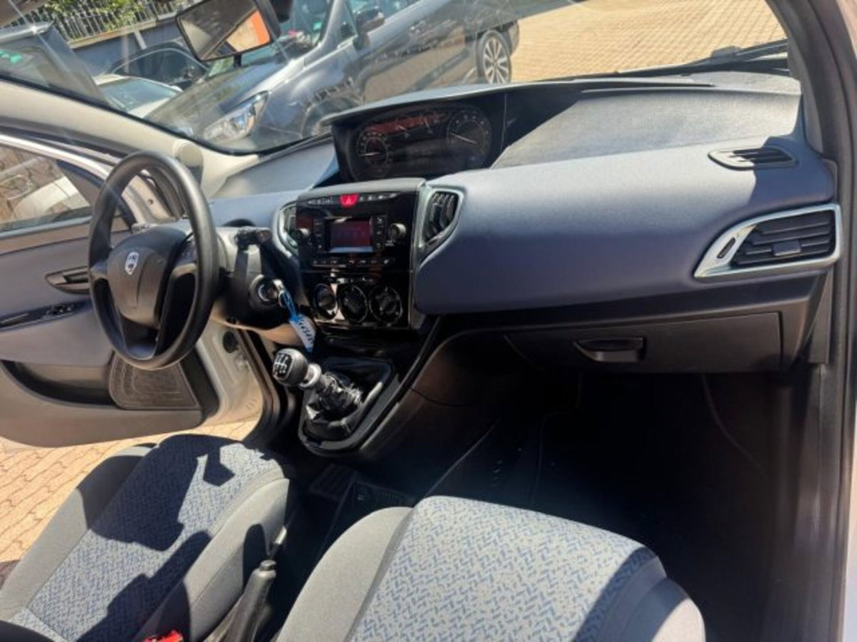Lancia Ypsilon 1.0 FireFly 5 porte S&S Hybrid Ecochic A. Ferretti (13)