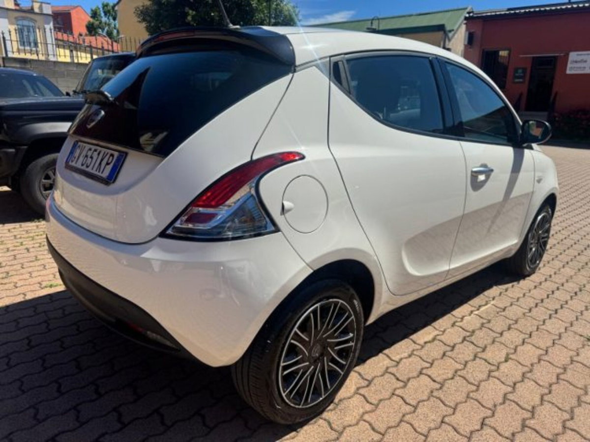 Lancia Ypsilon 1.0 FireFly 5 porte S&S Hybrid Ecochic A. Ferretti (6)