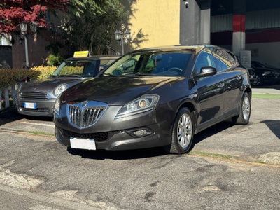 Lancia Delta 1.9 MJT Twinturbo DPF Oro (11)