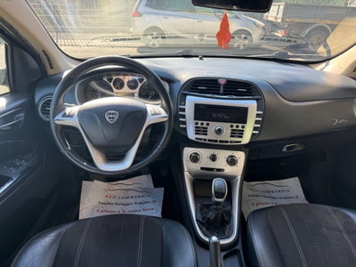 Lancia Delta 1.9 MJT Twinturbo DPF Oro (18)