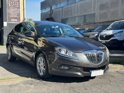 Lancia Delta 1.9 MJT Twinturbo DPF Oro (3)