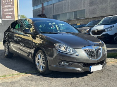 Lancia Delta 1.9 MJT Twinturbo DPF Oro (8)
