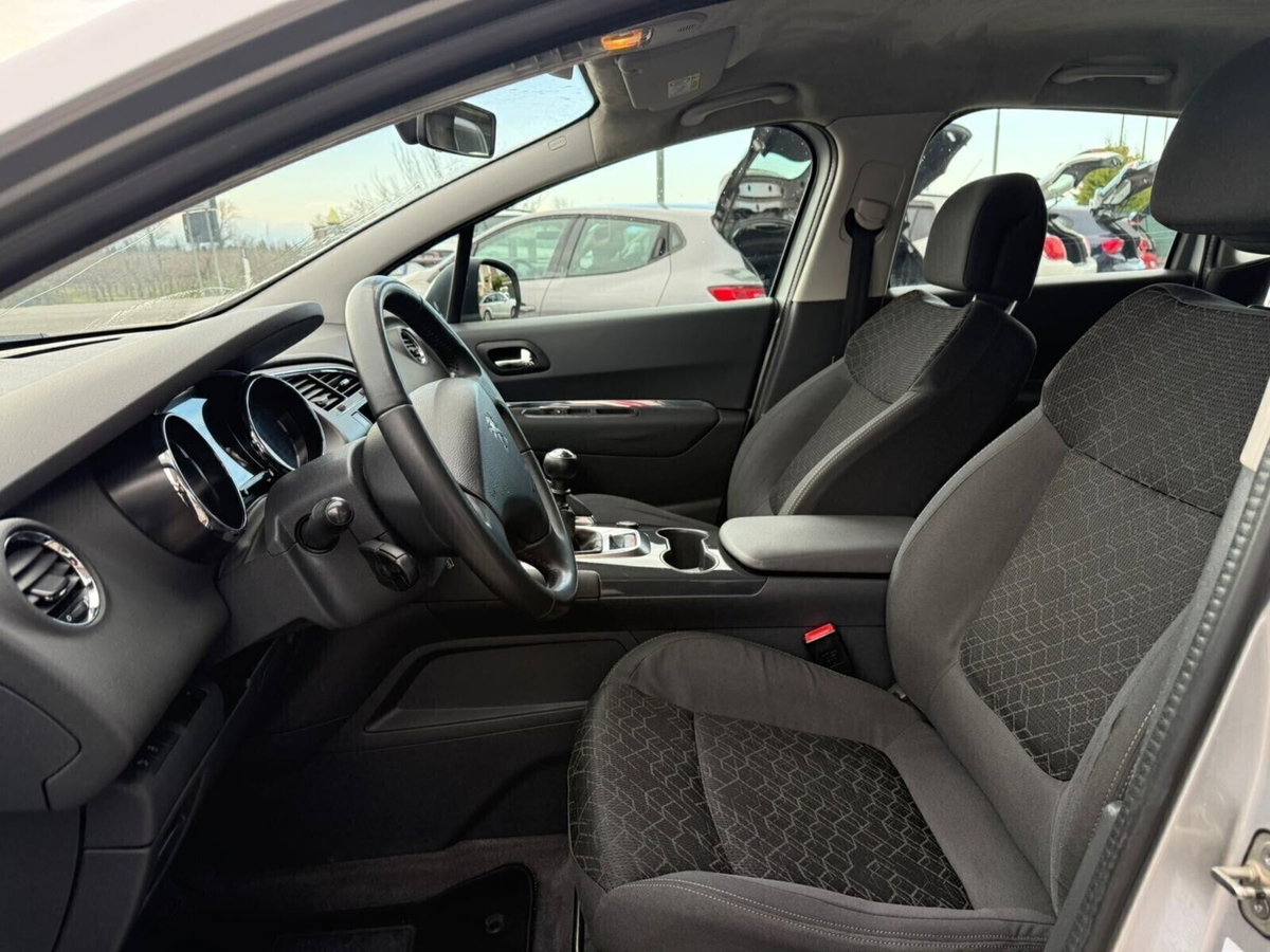 Peugeot 3008 1.6 HDi 115CV Business (14)