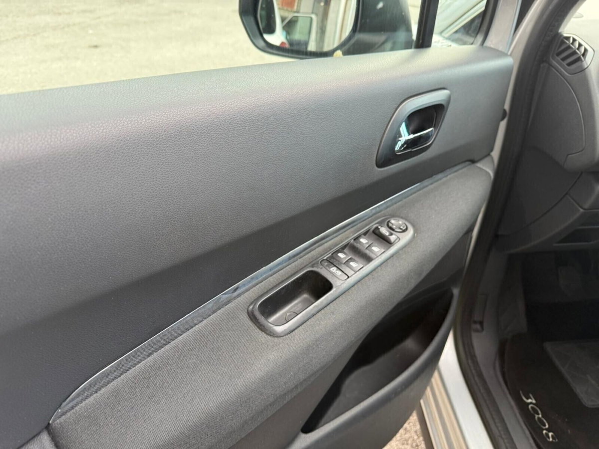 Peugeot 3008 1.6 HDi 115CV Business (9)