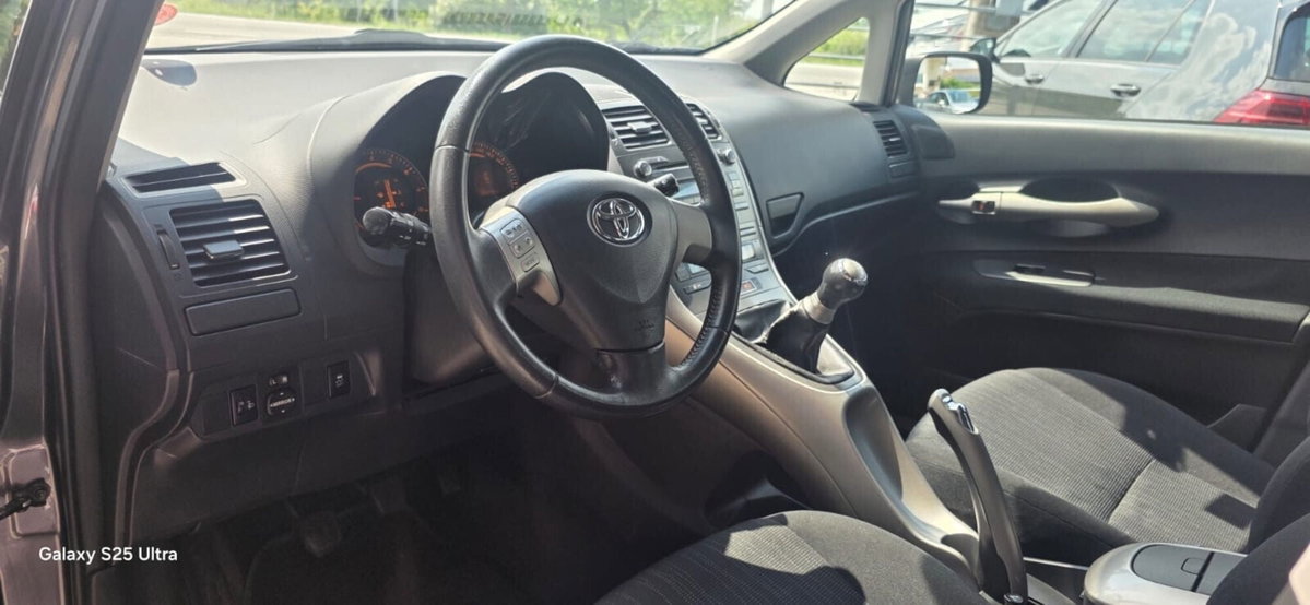 Toyota Auris 1.4 5 porte Sol (10)