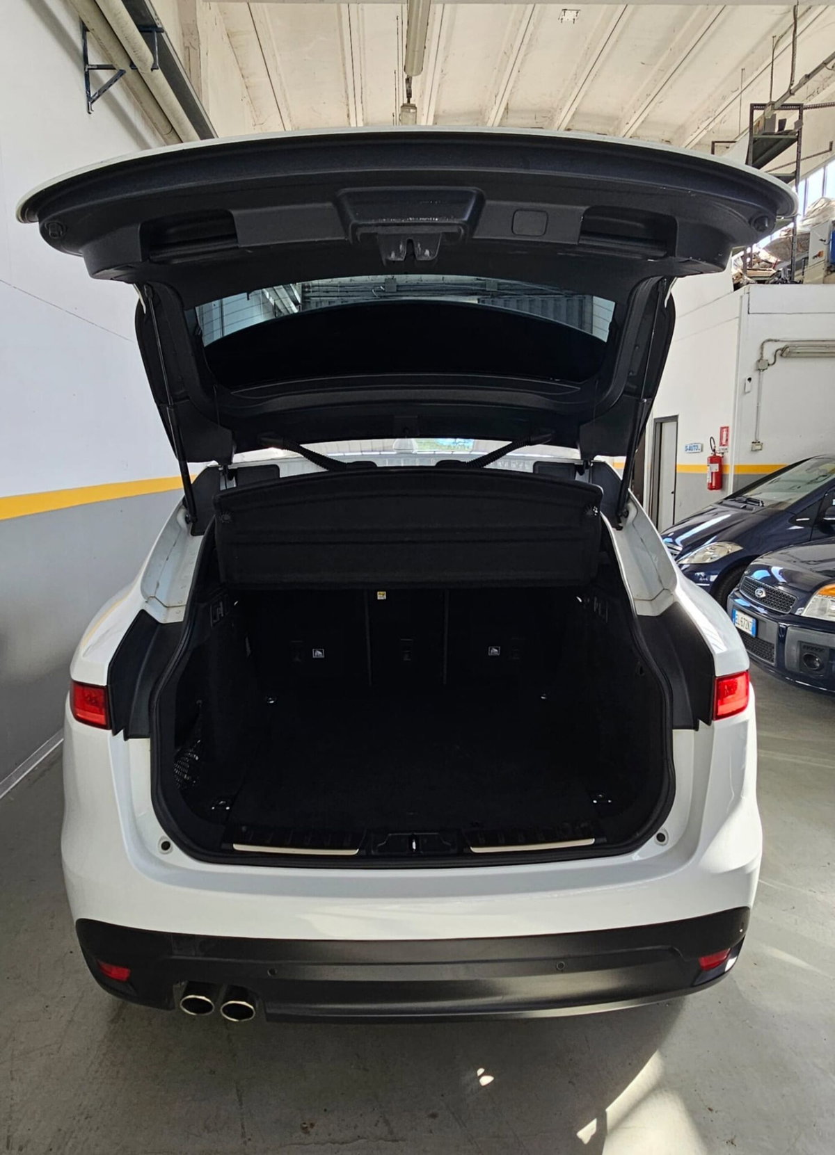 Jaguar F-Pace 2.0 D 180 CV AWD R-Sport (10)