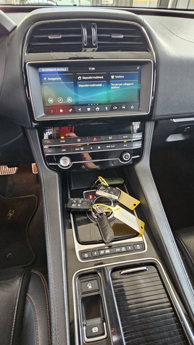 Jaguar F-Pace 2.0 D 180 CV AWD R-Sport (13)